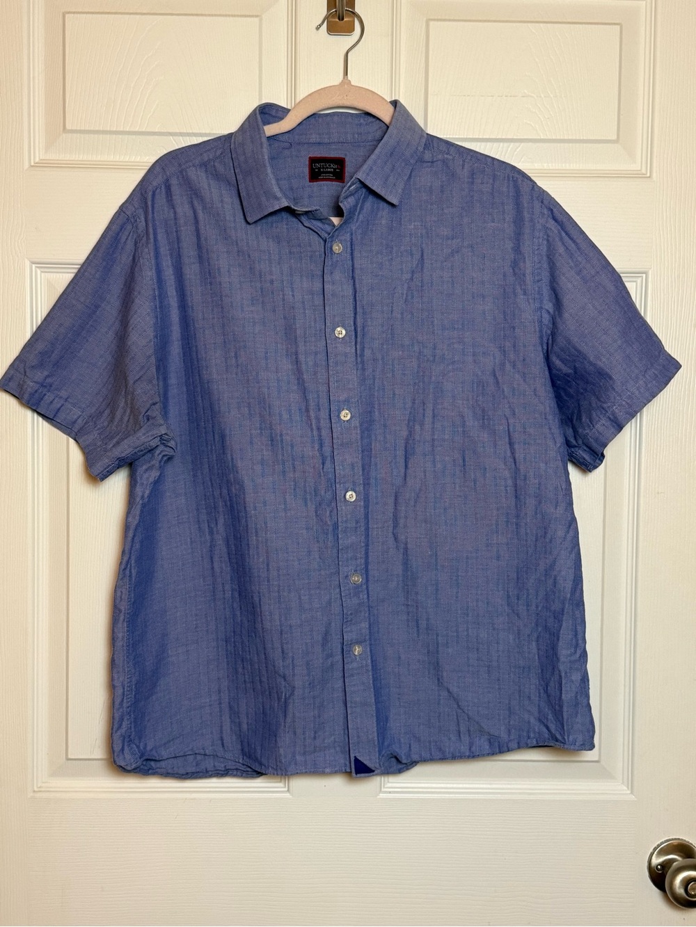 UNTUCKit Men's Short Sleeve Button-Down Shirt in Blue Chambray